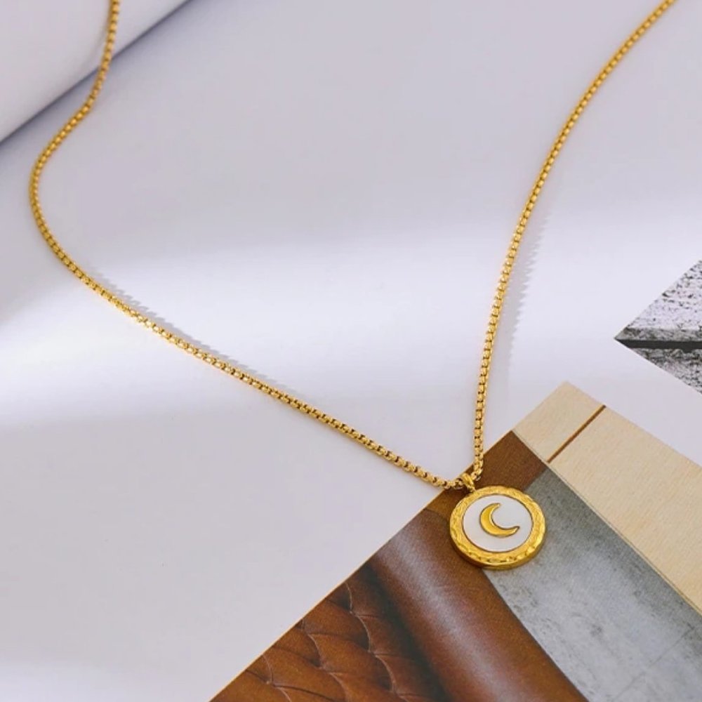 New 18K Gold Plated White Shell Moon Round Pendant Necklace - Picture 3 of 6